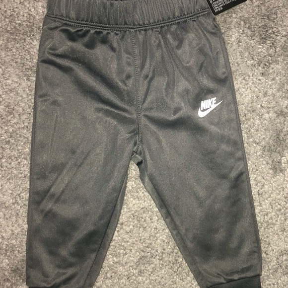 Brand New w/tags Nike baby tracksuit 2pc. Set - Picture 8 of 8